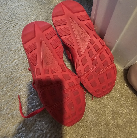 Nike Air Huarache Red Shoe - Picture 9 of 15